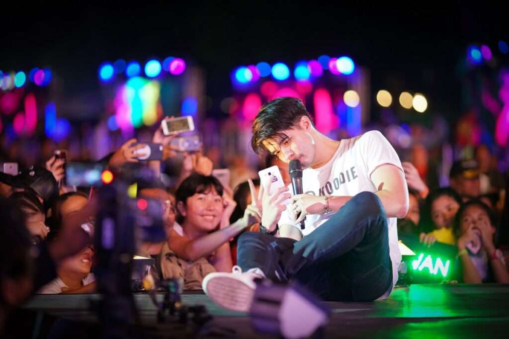 Ulice Bangkoku nocą z tłumem ludzi, kolorowymi neonami, ulicznym jedzeniem i muzyką na żywo – autentyczna tajska atmosfera imprezy